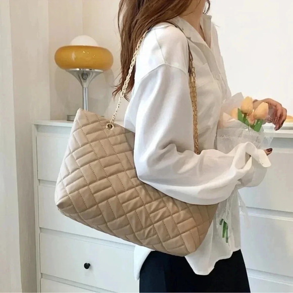 HP! ๐ Khaki Quilt Pattern Gold Chain Purse - Picture 2 of 7